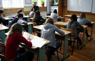 Calendar an scolar 2015-2016: Vezi cand sunt vacante si cand se dau teze si examene