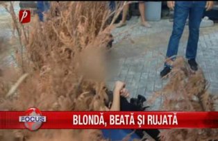 Blonda, beata si rujata