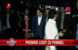 Premier lovit cu pumnul