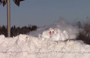 VIDEO / Moment unic. Cum trece un tren prin troienele de  zapada in doar cateva minute