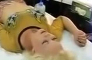 VIDEO / Tanara filmata in timp ce isi tatua zona intima! Reactia ei a creat controverse