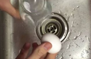 VIDEO / Decojeste ouale fierte in doar cateva secunde. Iata metoda simpla pe care trebuie sa o incerci si tu