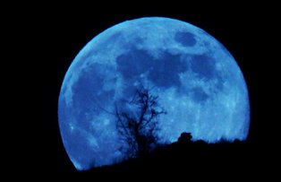 Fenomen astronomic inedit: Luna albastra, vizibila in aceasta seara