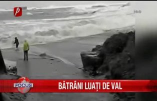 Batrani luati de val