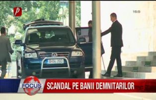 Scandal pe banii demnitarilor