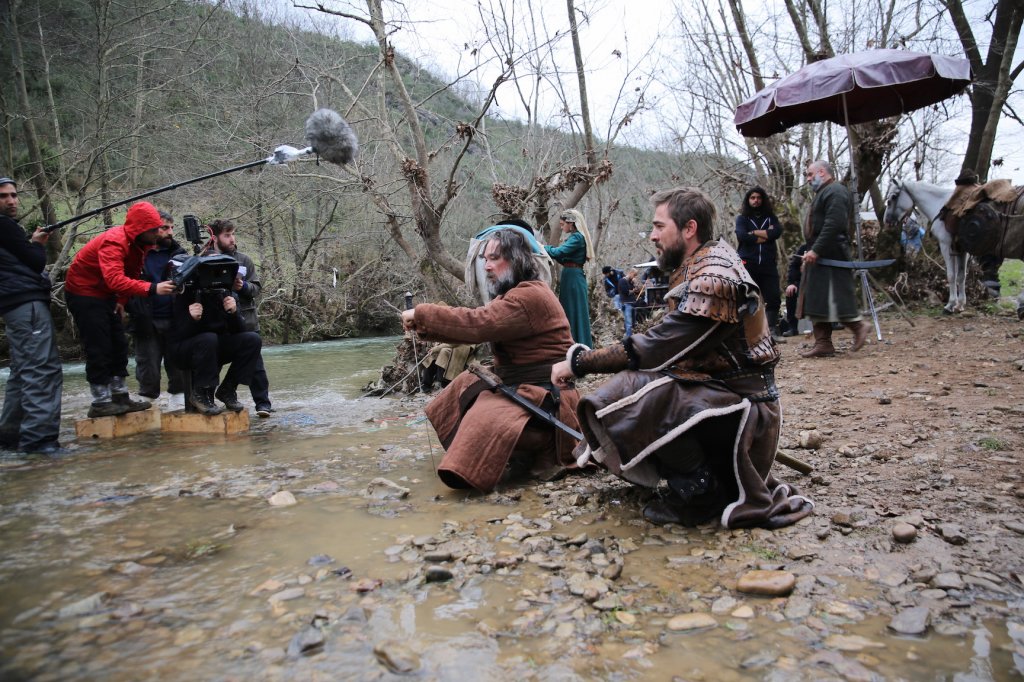 Peste 1000 de oameni au făcut parte din echipa de producţie a serialului „Putere şi Glorie”