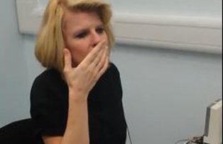 VIDEO / Cum a reactionat o femeie care a auzit pentru prima data la 39 de ani, dupa un implant cohlear
