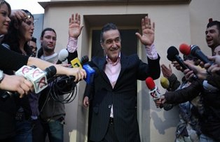 Gigi Becali a fost eliberat conditionat