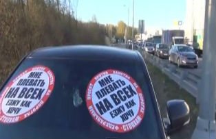 VIDEO / "Opreste un nesimtit". Ce patesc soferii rusi daca nu respecta regulile in trafic