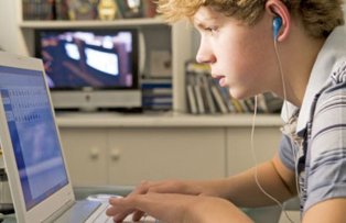 Mesajul disperat postat de un adolescent pe internet. Ce nelamuriri are tanarul