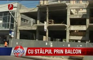Cu stalpul prin balcon