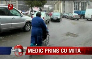 Medic prins cu mita