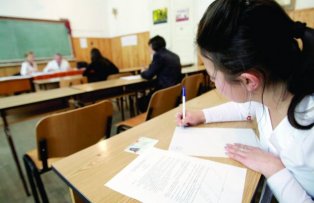Evaluarea Nationala 2015. Elevii de clasa a sasea dau examen la Limba romana si Limba moderna