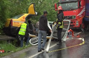 Tragedie pe DN1. Doi morti, dupa ce un taxi s-a izbit violent de un tir