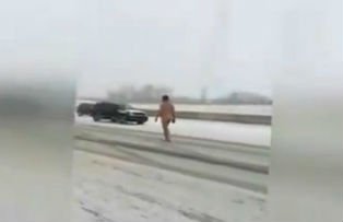 VIDEO / Scene mai putin obisnuite pe o sosea din SUA. Un barbat s-a dezbracat si a inceput sa se plimbe printre masini