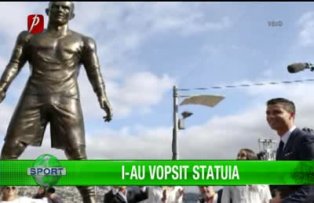I-au vopsit statuia