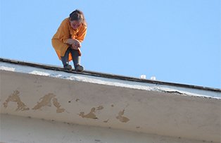 A sarit de pe bloc dupa ce a amenintat timp de 30 de ore ca se sinucide