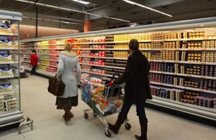 Perversa din supermarket. Cum s-a pozat tanara asta cu un castravete urias