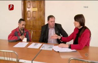 VIDEO / Un barbat a rugat primaria sa-i repare drumul pe care nu se mai poate merge nici pe jos. Raspunsul primit l-a lasat fara cuvinte