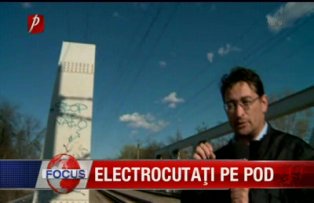 Electrocutati pe pod