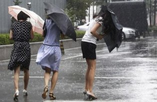 Furtunile pun stapanire pe cateva judete din tara. Unde este Cod Galben de ploi abundente