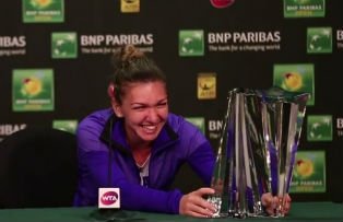 VIDEO amuzant. Simona Halep nu poate ridica trofeul de la Indian Wells. "E foarte greu"