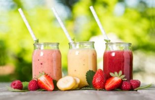 Vrei sa renunti la sucurile din magazine? Iata ce bauturi delicioase sa-ti prepari acasa