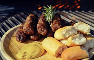Mananci mici cu paine si bei bere? Ai mare grija! Ce spun specialistii despre aceasta combinatie
