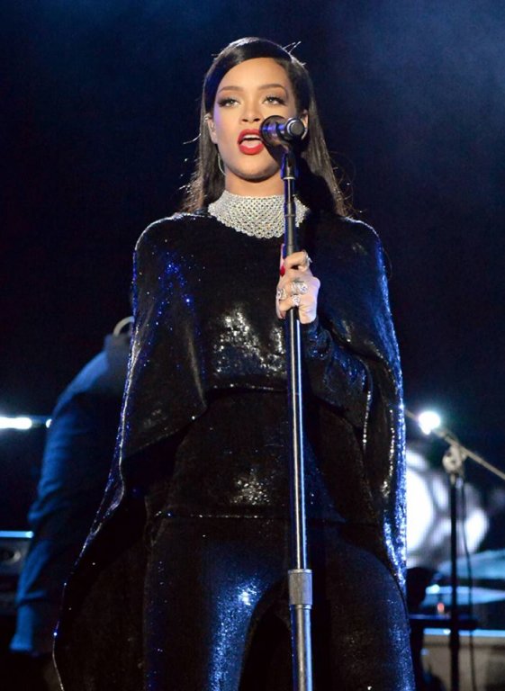 Rihanna este însărcinată! Surse apropiate artistei au confirmat zvonul