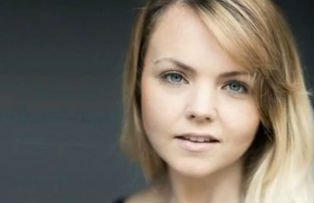 Cati ani ii dai actritei din imagine? A fost concediata dupa ce producatorii "Coronation street" au aflat varsta ei reala