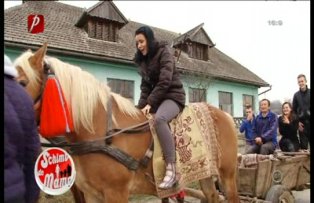 VIDEO /  Mirela si-a facut familia de schimb sa rada cu lacrimi. Uite-o cum se suie pe caii carutei