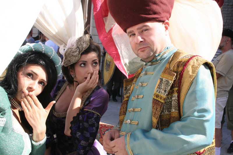 Mistretu’ de la “Cronica Carcotasilor”, a filmat cu un cui in talpa