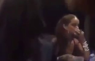 VIDEO / Rihanna, surprinsa in timp ce se droga la o petrecere. Imaginile au ajuns pe net