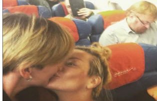 Motivul incredibil pentru care doua fete s-au sarutat intr-un avion