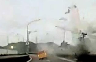 VIDEO Avion TransAsia Airways prabusit. Supravietuirea miraculoasa a soferului de taxi lovit de aeronava. Ce a facut imediat dupa impact