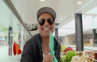 VIDEO / Mircea Zara, la "cersit" prin piata. Cum a facut rost de alimente gratis