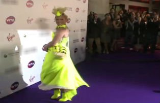 FOTO / Ce aparitii excentrice. Cum arata Bethanie Mattek-Sands, adversara de maine a Simonei Halep la Australian Open