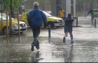 Atentionare de PLOI si VANT pentru Oltenia, Muntenia si sudul Banatului. La munte predomina ninsorile