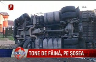 Tone de faina pe sosea