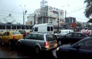 Vreme de cosmar in Capitala. Tramvaie si autobuze blocate, sute de calatori disperati