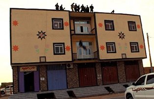 Teroriştii de ISIS şochează! Au aruncat un bărbat de pe acoperişul unei clădiri pentru că era homosexual