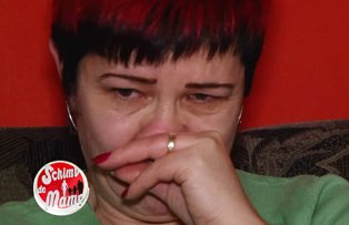 VIDEO / Amintirile ii provoaca lacrimi amare mamei de schimb