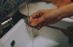 Efectele clorului pentru maini. 4 pericole daca speli cu mainile goale