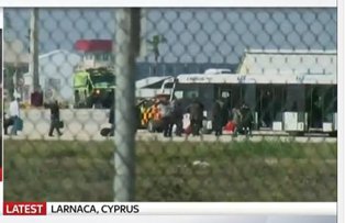 LIVE VIDEO / Avion EgyptAir cu peste 80 de pasageri, DETURNAT spre Cipru. Echipajul si patru straini, tinuti ostatici