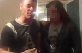 VIDEO / Imagini greu de urmarit. Un barbat si-a batut cu bestialitate copiii si a filmat momentul