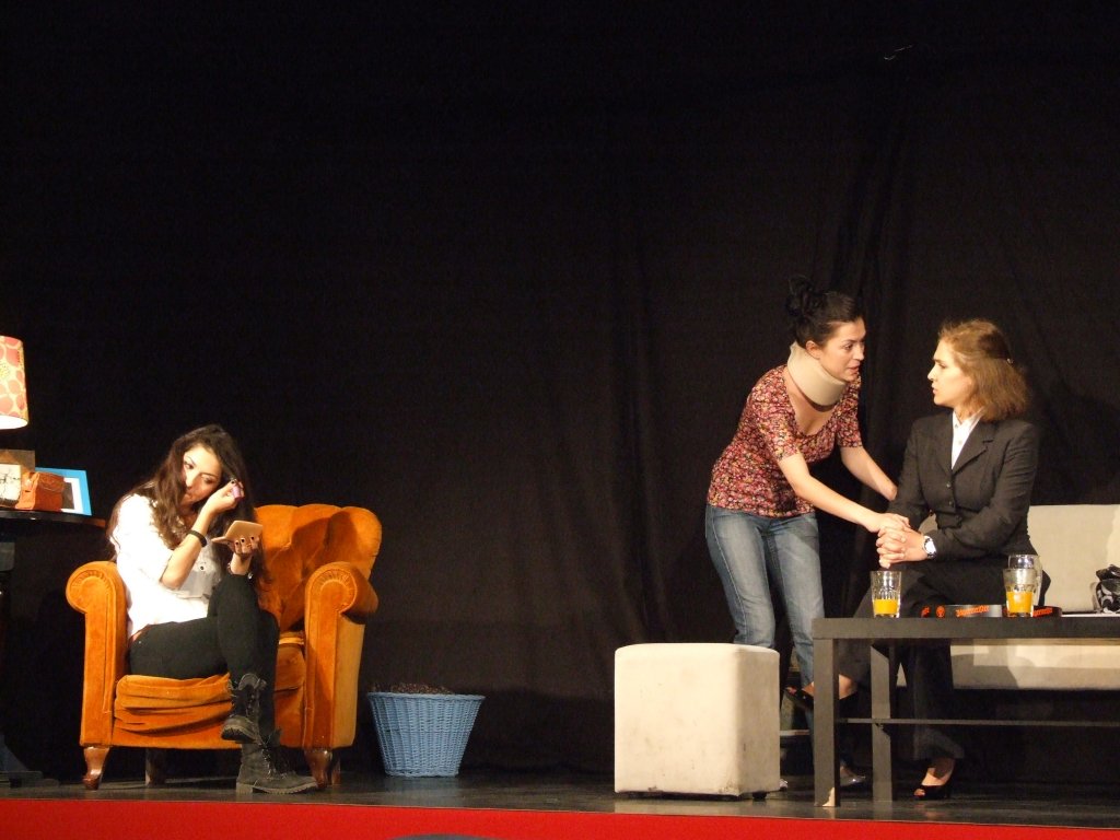 Cârcotaşa Gabriela Marin joacă în piesa “Independence”, la Teatrul de Artă