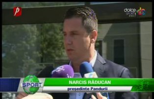 Becali trage de timp