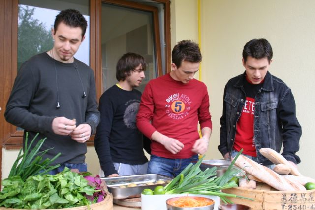 Finalistii Megastar au gatit cu bucatarii de la Favours