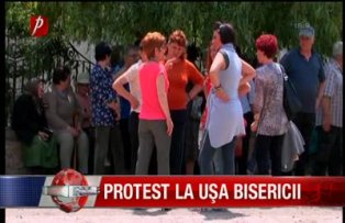 Protest la usa bisericii