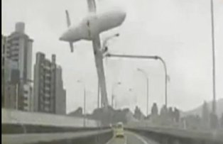 VIDEO / Un avion s-a prabusit in aceasta dimineata. Momentul tragediei a fost surprins de camerele de luat vederi